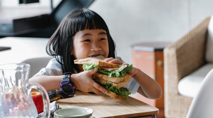 Nutritionist's Guide to Reducing Kids' Screen Usage at Mealtime